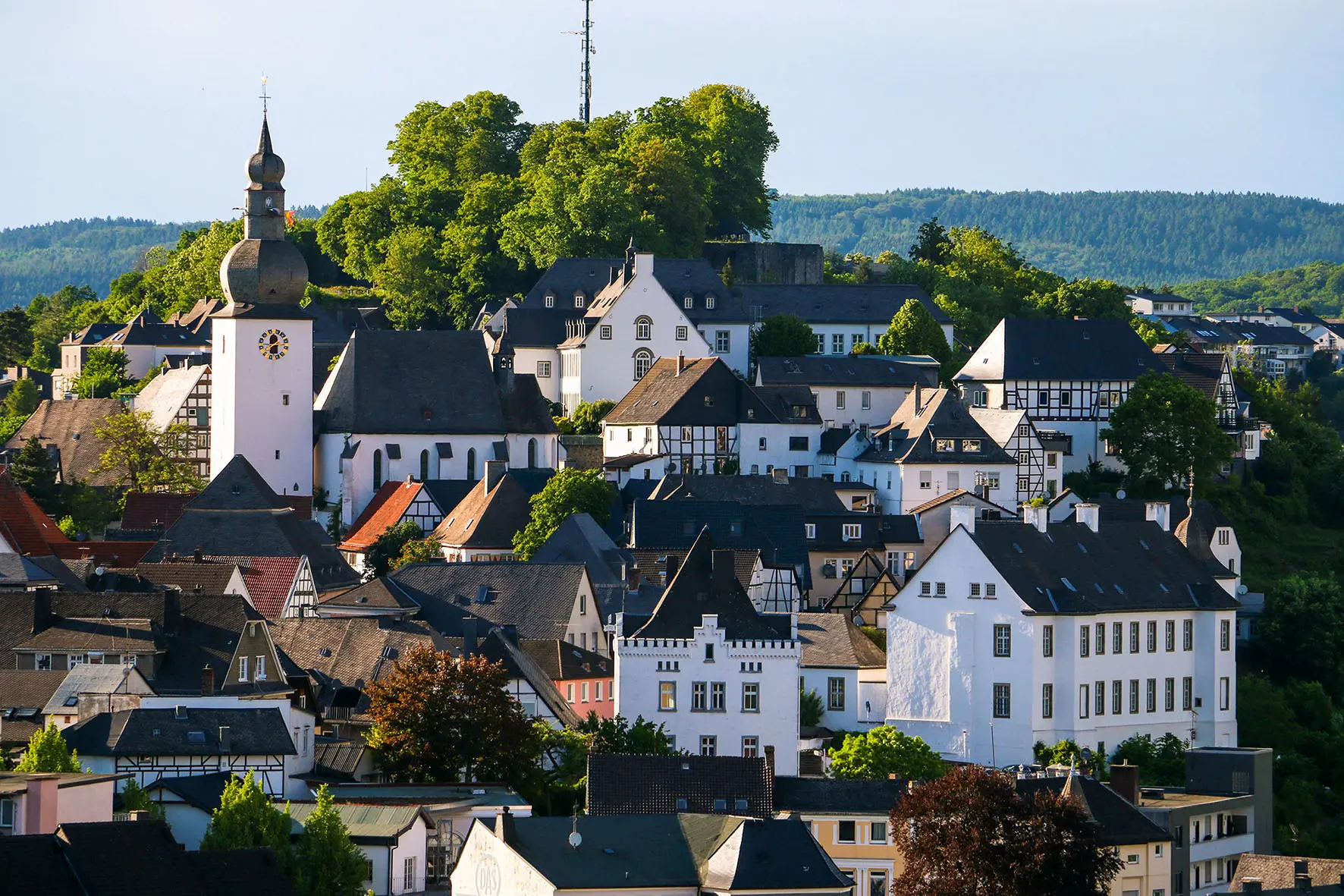 Bild der Altstadt von Arnsberg mit Kirchturm und alten Häusern