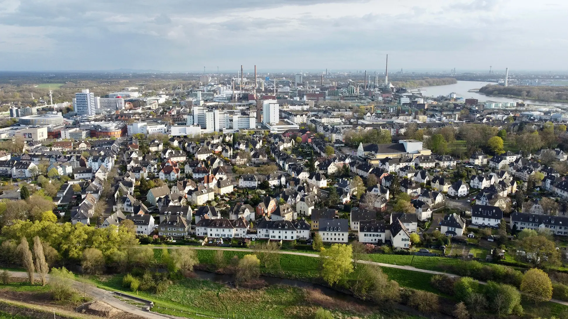 Blick auf Leverkusen von Oben mit Wohngebiet und Industrie